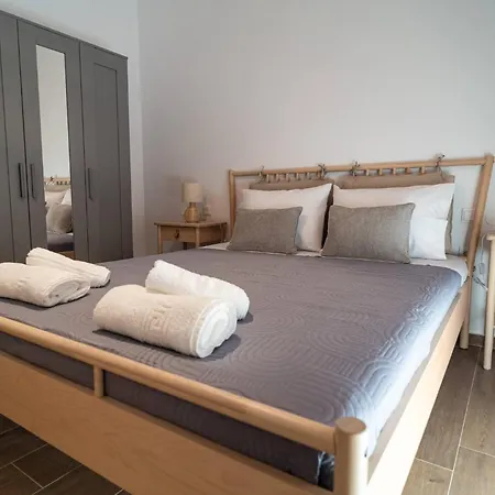 Hermes-modern Comfort In Apartment Larissa