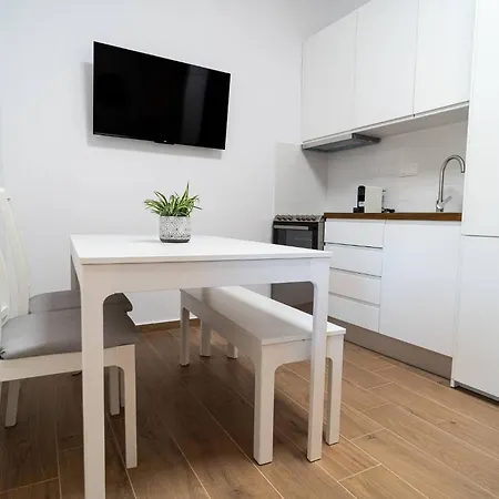 Hermes-modern Comfort In Apartment Larissa