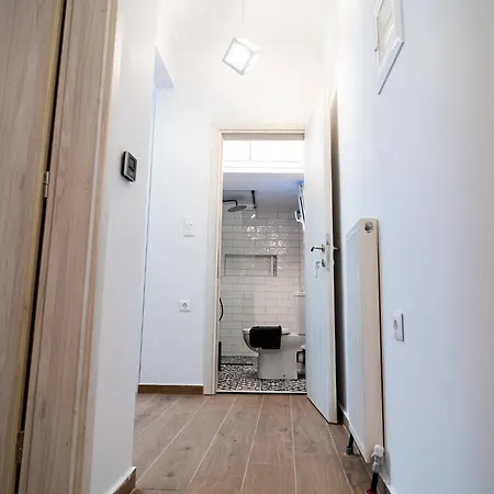 Hermes-modern Comfort In Apartment Larissa