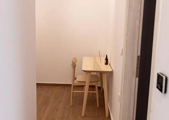 Hermes-modern Comfort In Apartment Larissa