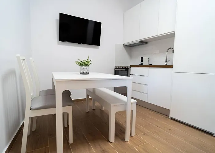 Hermes-modern Comfort In Apartment Larissa